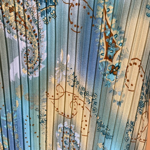 ✨ Brand new Notations paisley, pleated blouse with ruffled bottom✨ - Picture 5 of 7